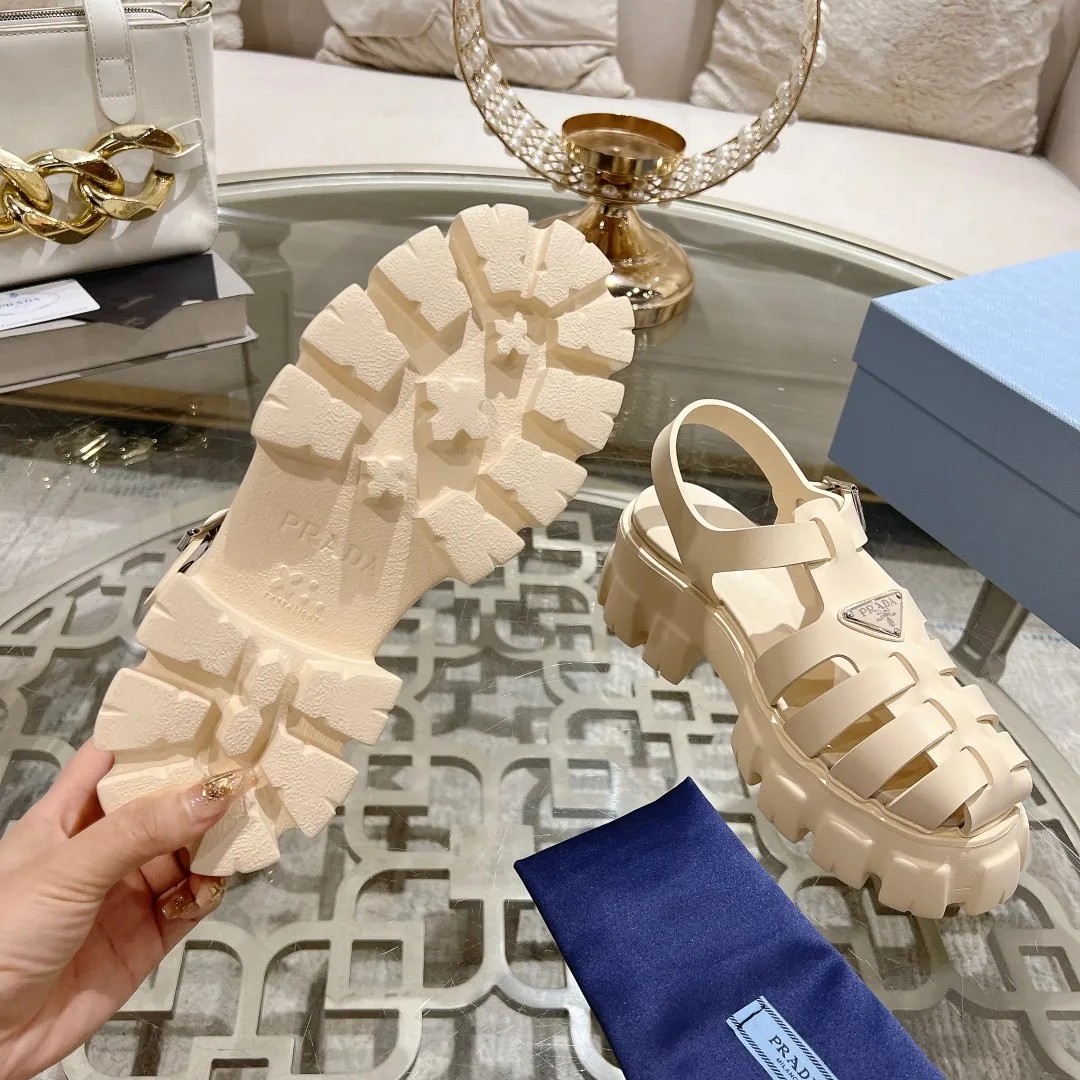 👟👟Ex-factory price 440👟👟 Prada's new spring and summer sawtooth Roman thick-soled rubber sandals, retro, fashionable and avant-garde gear teeth 55mm, thick-soled soles with rubber uppers, making the whole pair of shoes light and comfortable, bright colors, satisfying a variety of choices for fashionable people with different styles! The iconic metal triangle logo is paired with the shape of ancient beach sandals. Every design element is fashionable! Code number 35-40